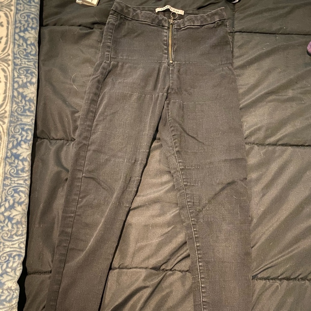 Black skinny jeans with only a zipper
